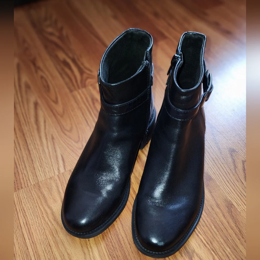 Clarks Maye Grace Bootie size 9.5